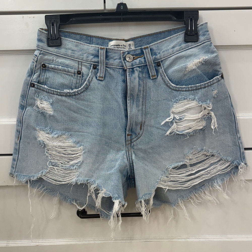 Abercrombie & Fitch mid rise boyfriend short, curve love.